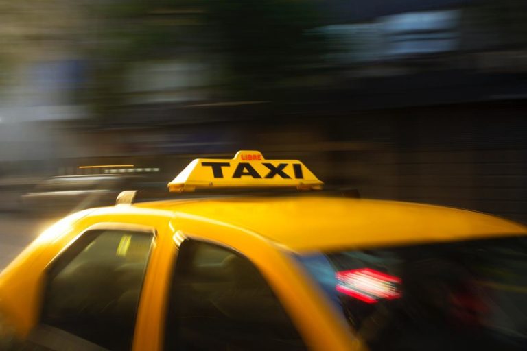 Dlaczego warto jeździć profesjonalnymi taksówkami?